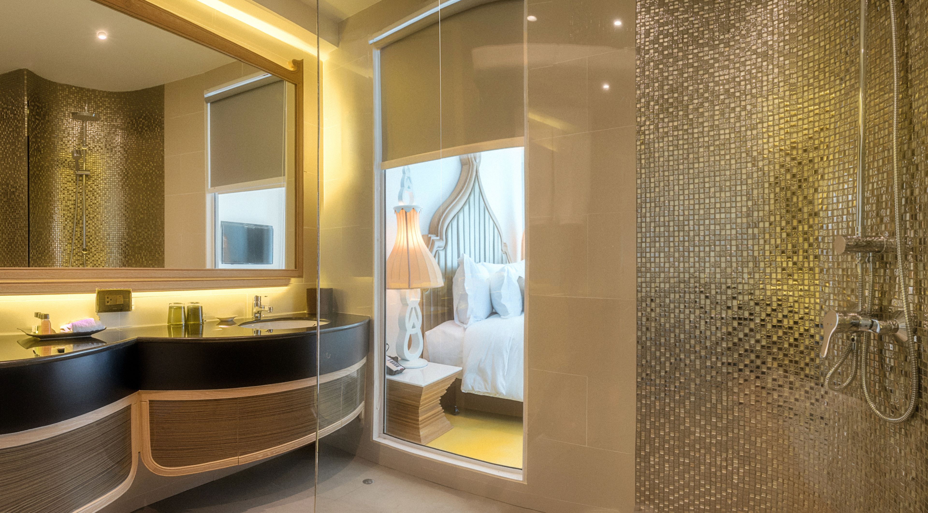 deluxe with balcony  | bathroom | shower, rainfall showerhead, free toiletries, hair dryer