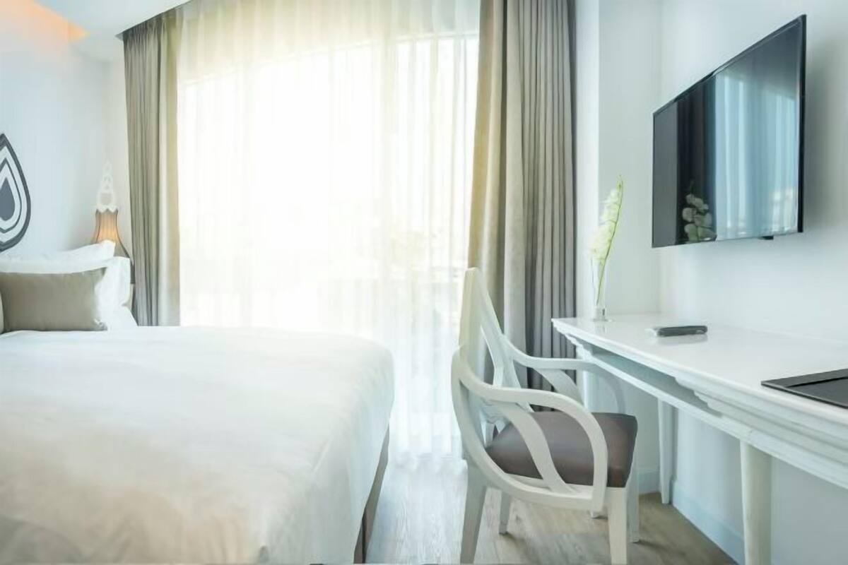 In-room safe, desk, blackout curtains, free WiFi