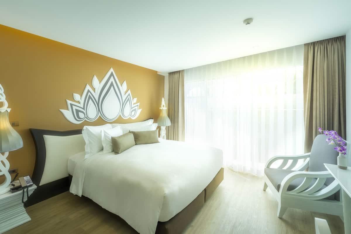 Deluxe Double Room | Peti besi dalam bilik, meja, langsir/tirai gelap terus, Wi-fi percuma