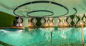 室外游泳池,提供日光浴躺椅