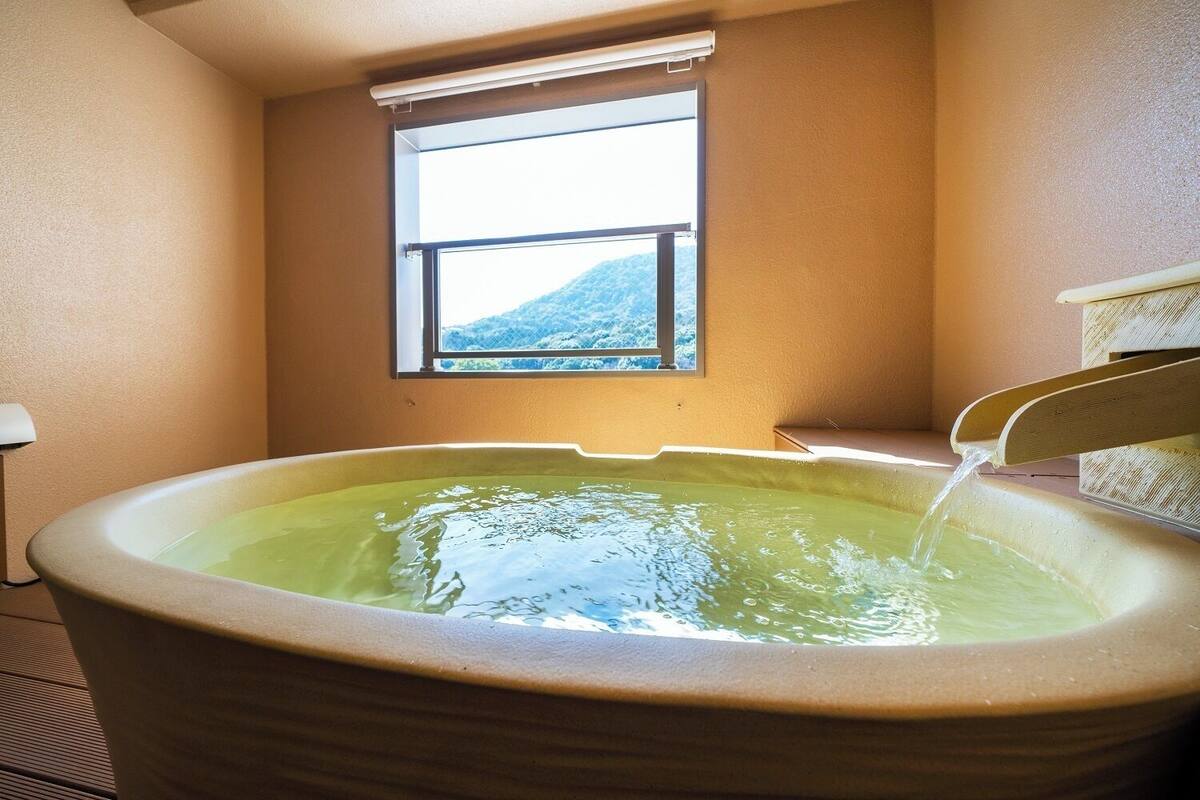 Ein Whirlpool mit Blick auf eine gebirgige Landschaft.
