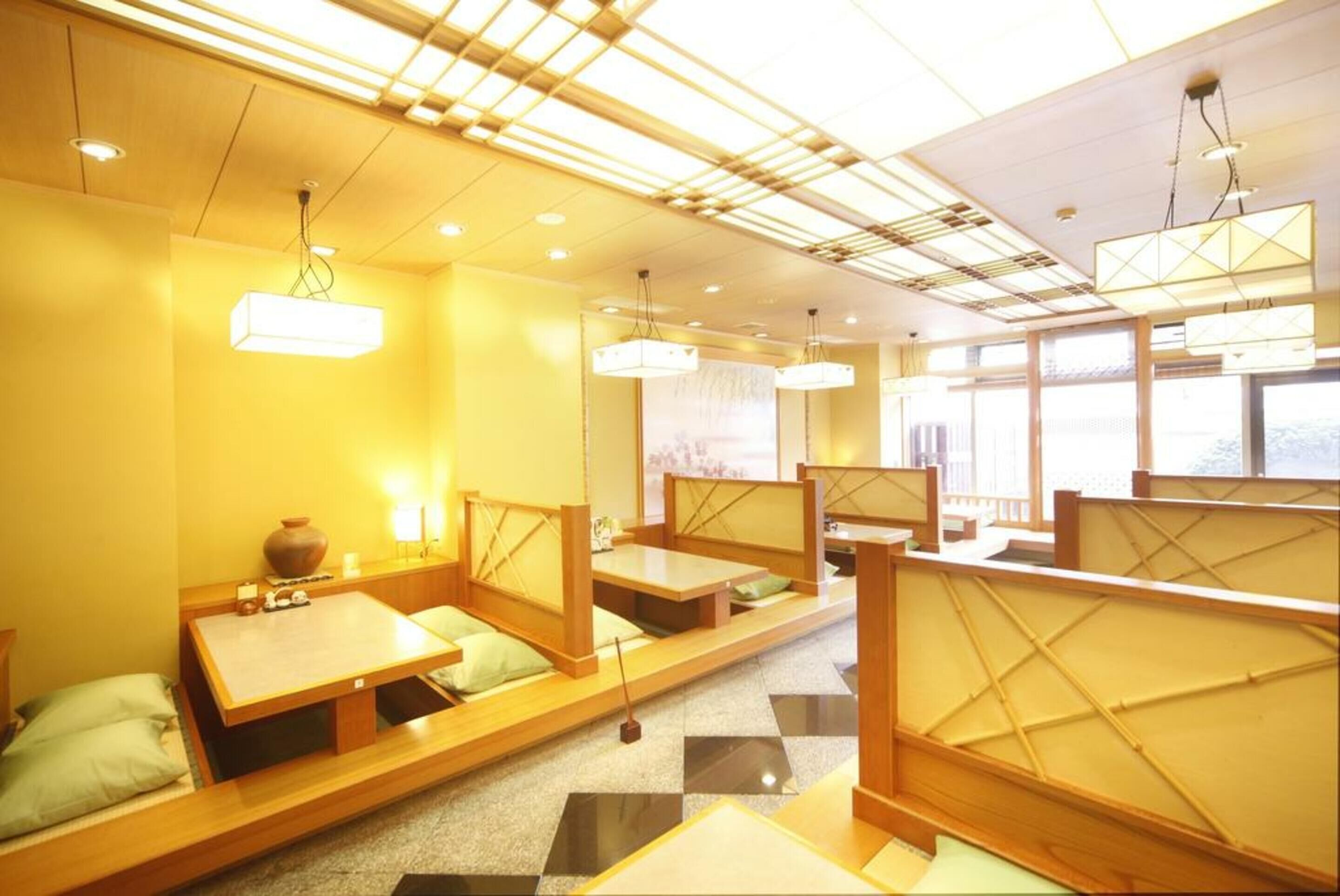Ein traditionelles japanisches Ryokan mit Tatami-Böden, Holzmöbeln und Schiebetüren.
