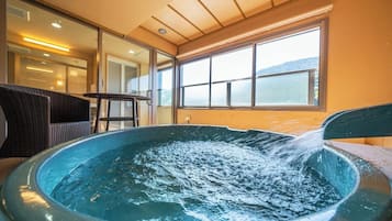 Sansuikan: Japanese-Style Room with Private Open-Air Bath (4F) | Kylpyhuone | Suihkun ja ammeen yhdistelmä, ilmaiset hygieniatuotteet, hiustenkuivaaja