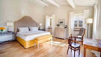 Deluxe Double Room | Minibar, individually decorated, individually furnished, desk