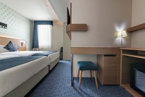 Superior Twin Room, Non Smoking (110cm beds, 20.3sqm) | In-room safe, desk, blackout drapes, iron/ironing board - Hotel Vista Nagoya (Nagoya)