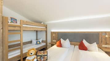 Familiekamer | Een kluis op de kamer, individueel gedecoreerd, individueel gemeubileerd