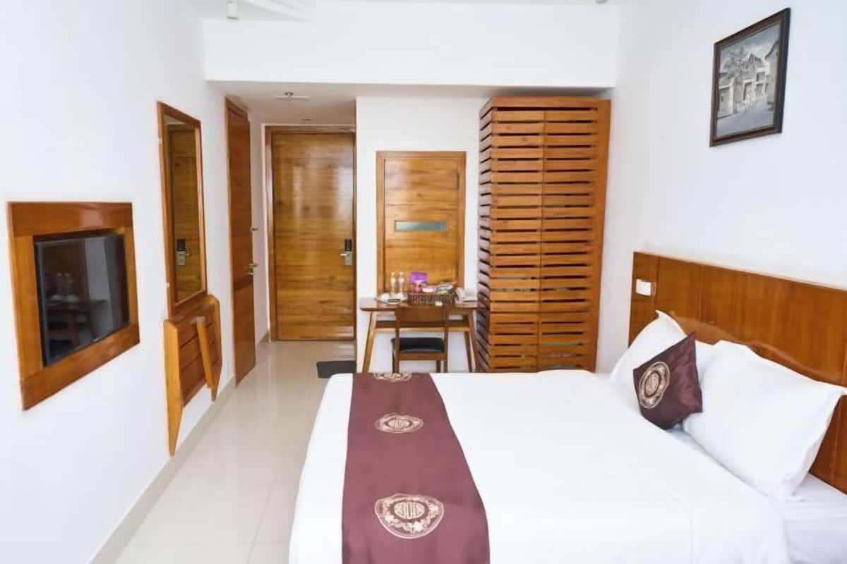 Egyptian cotton sheets, premium bedding, minibar, in-room safe