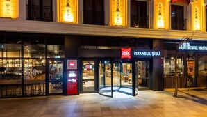A building with a coffee shop named 'Istanbul Şişli' and a restaurant named 'Kavita Coffee Roasters.' - My Bade Hotel (Istanbul)