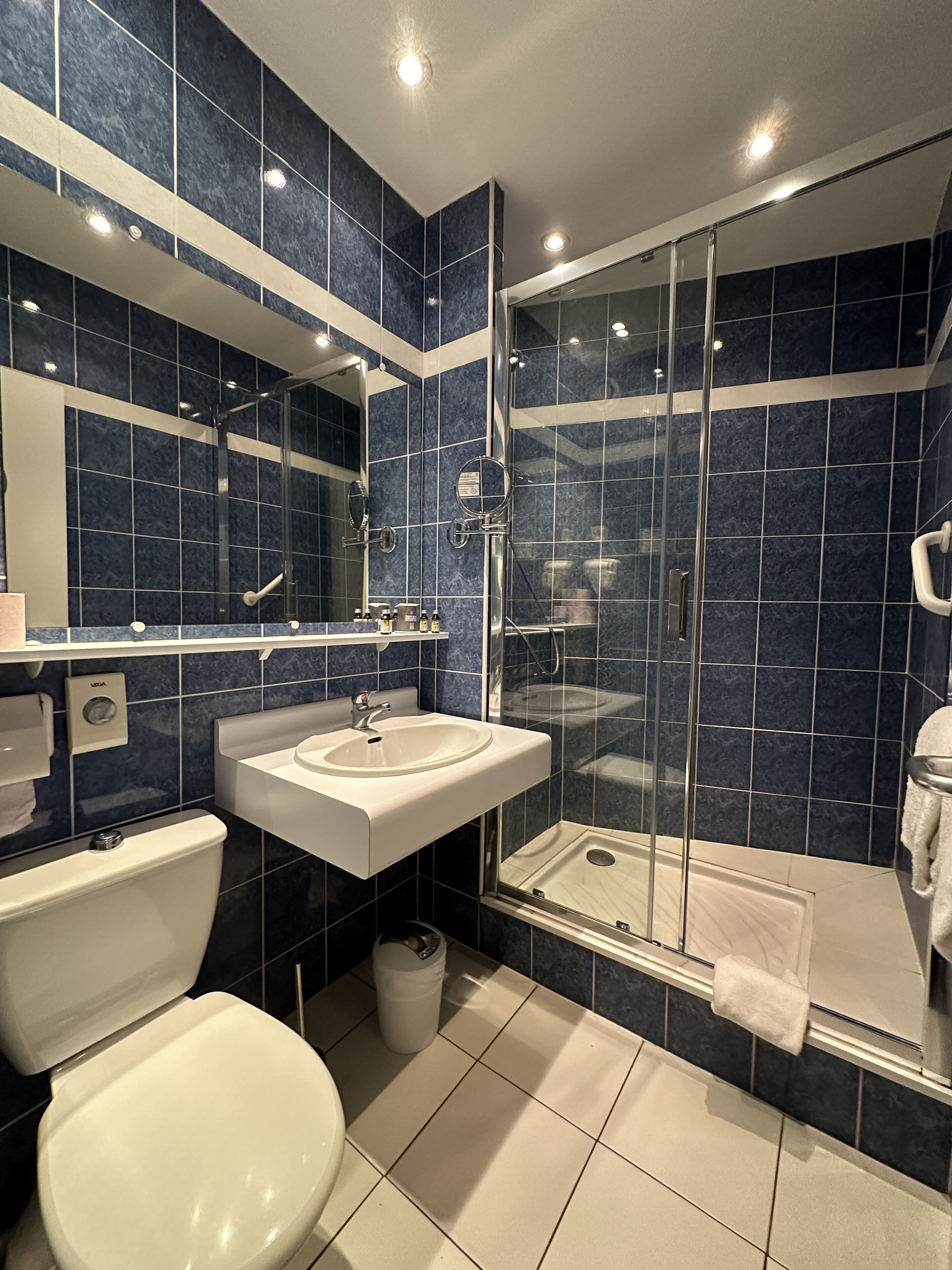 triple room | bathroom | shower, free toiletries, hair dryer, towels