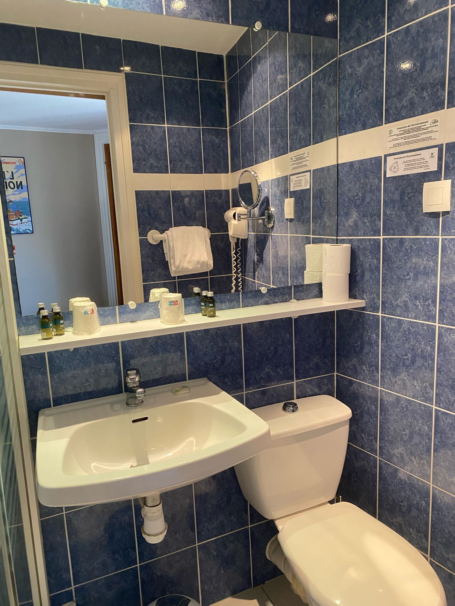 classic single room | bathroom | shower, free toiletries, hair dryer, towels