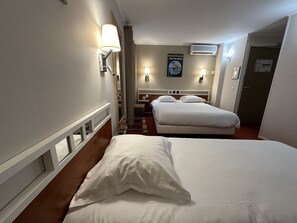 三人房 | 高級寢具、房內夾萬、書桌、手提電腦工作空間