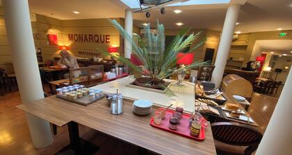 HĂŽtel-Restaurant Le Monarque