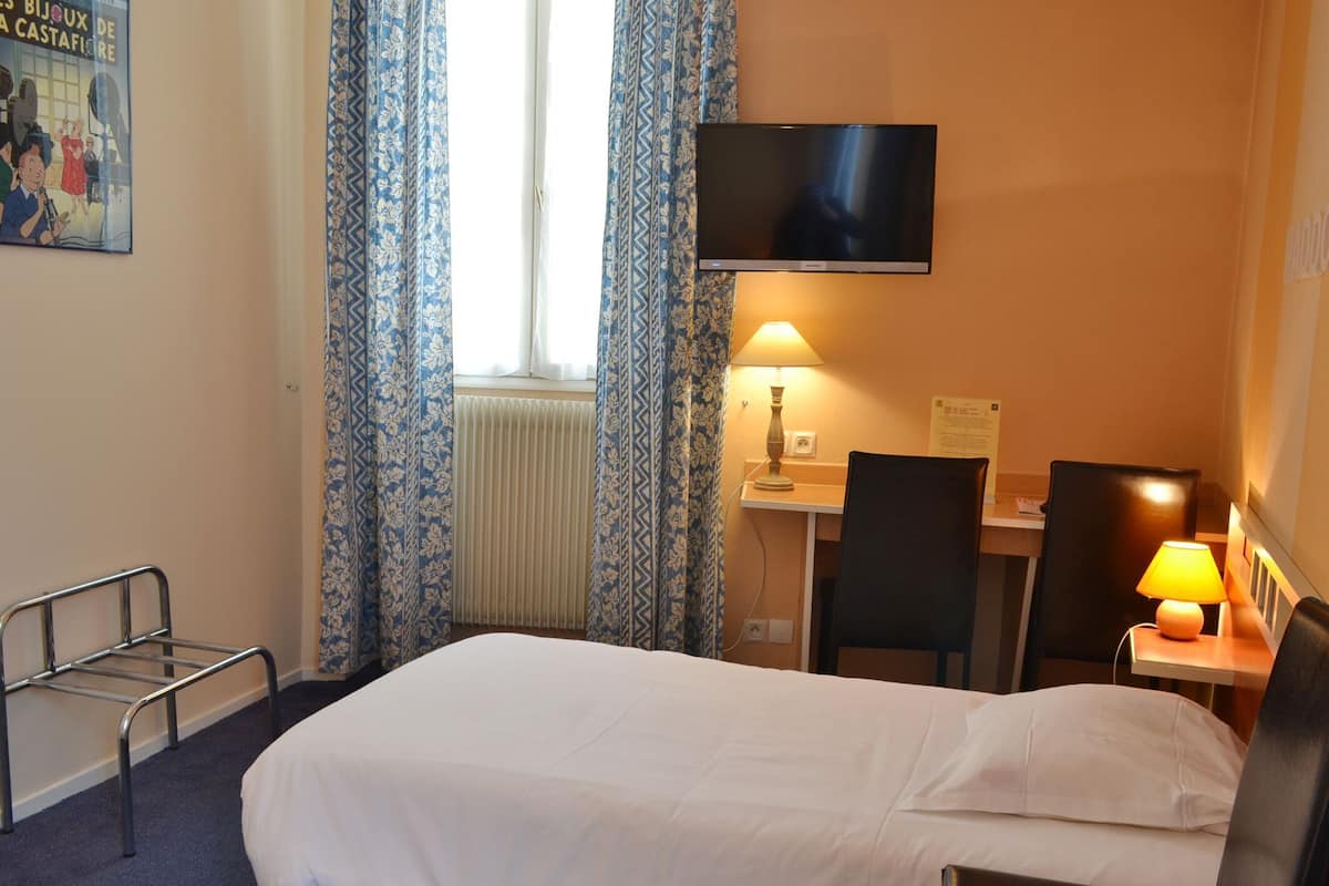 Ropa de cama de alta calidad y caja de seguridad en la habitación