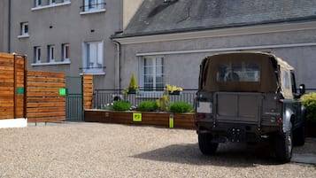 Self-parking (surcharge) 8 per night
