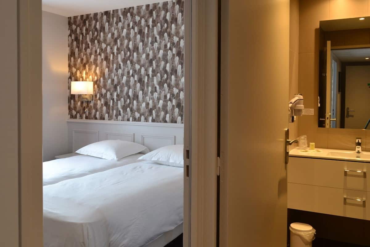 Ropa de cama de alta calidad y caja de seguridad en la habitación