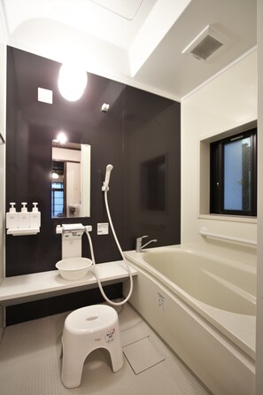 Amenidades de baño gratuitas, secadora de cabello, toallas