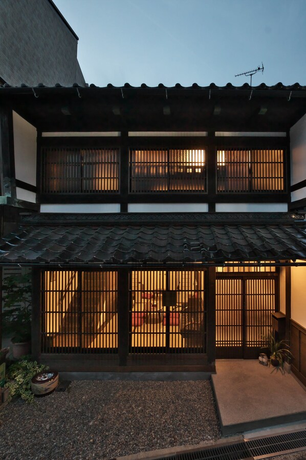 Property entrance - Kanazawa Guest House East Mountain - Hostel (Kanazawa)