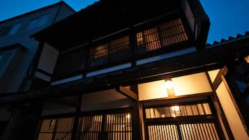 Bagian depan properti - sore/malam