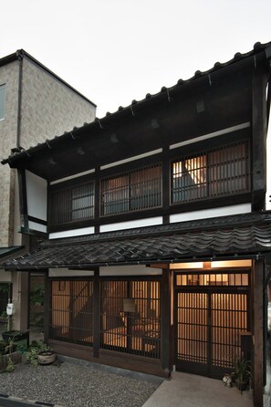 Exterior detail - Kanazawa Guest House East Mountain - Hostel (Kanazawa)