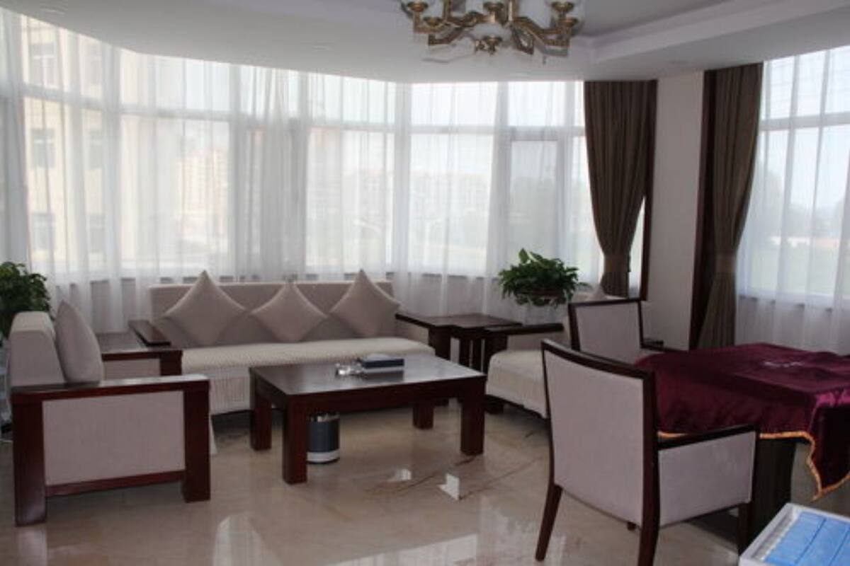 Deluxe Suite | Minibar, desk, blackout curtains, free WiFi