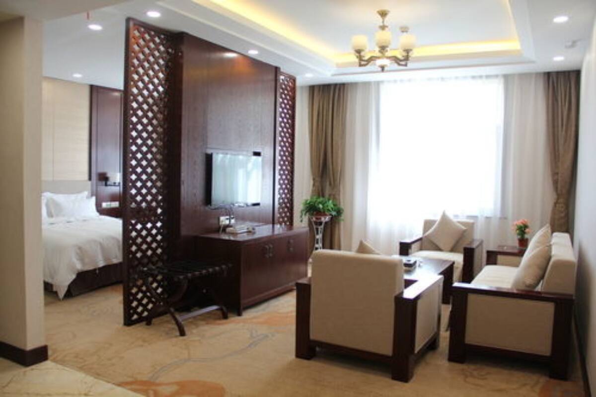 Business Suite | Minibar, desk, blackout curtains, free WiFi