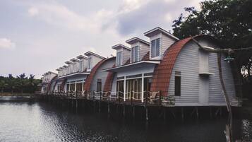 Deluxe Villa | Lake view