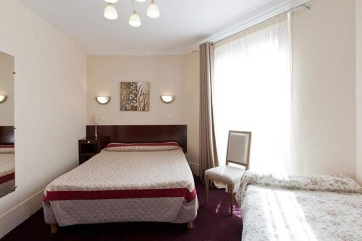 Driepersoonskamer | Een bureau, babybedden, extra bedden, gratis wifi