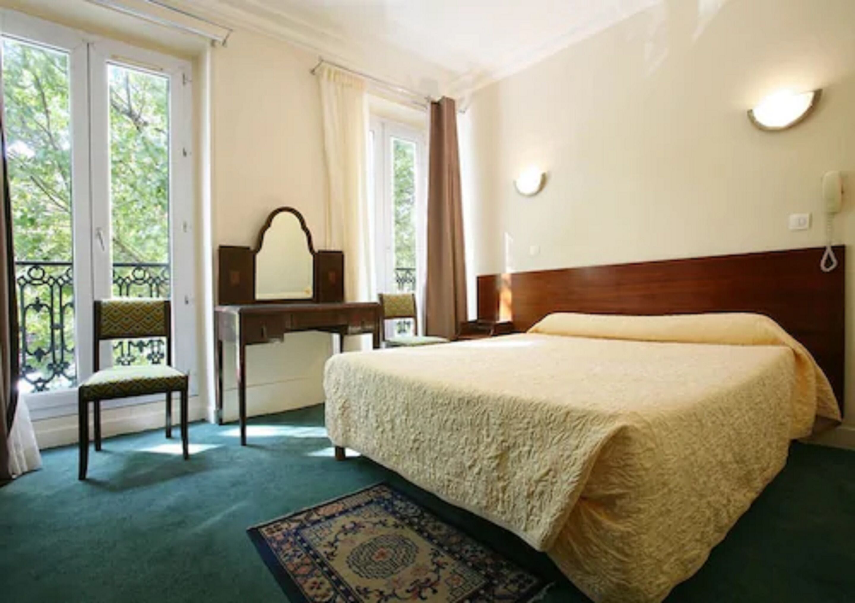 Quarto casal | Escrivaninha, berços (sobretaxa), camas extras/dobráveis (sobretaxa)