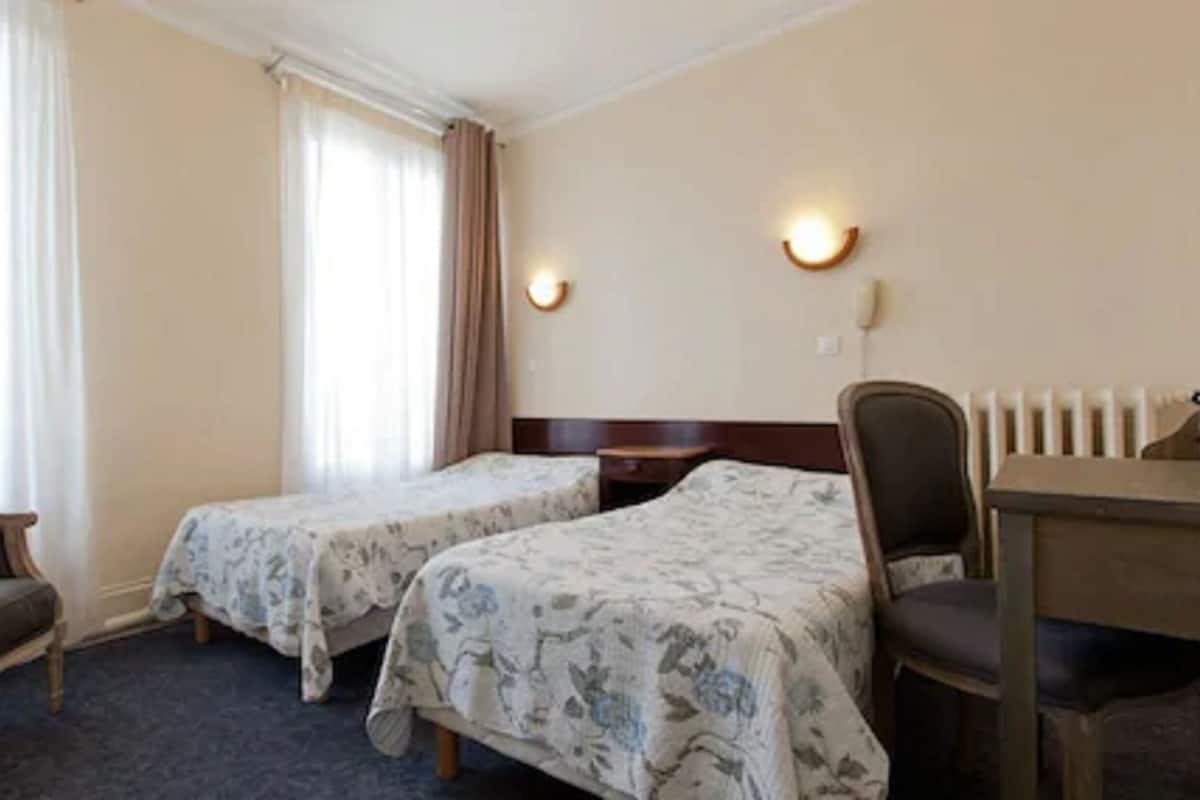 Twin kamer | Een bureau, babybedden, extra bedden, gratis wifi