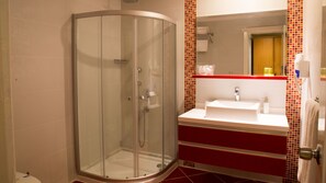 Ducha, artículos de higiene personal gratuitos y secador de pelo
