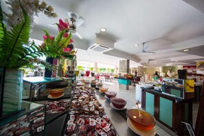 供应早餐、午餐和晚餐，国际美食