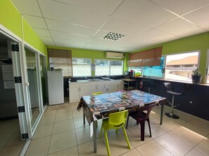 Kjøleskap på fellesområdet og mikrobølgeovn på fellesområdet