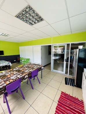 Shared fridge, microwave - Mahana Lodge Hostel & Backpacker (Papeete)