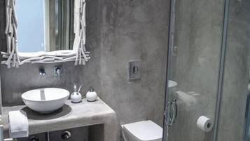 Suite, vue mer | Salle de bain | Douche, articles de toilette gratuits, sèche-cheveux, chaussons