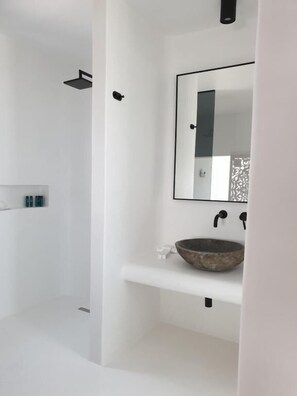 Habitación doble superior, vista al mar | Baño | Regadera, amenidades de baño gratuitas, secadora de cabello, pantuflas 