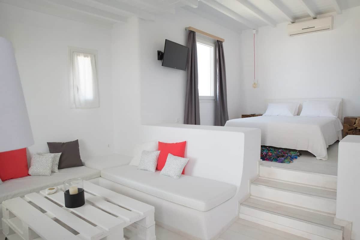 Habitación Deluxe, vista al mar | Caja de seguridad en la habitación y tabla de planchar con plancha