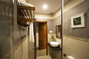 Double Room | Bathroom | Shower, free toiletries, hair dryer, slippers - Phu Quoc Blue Hotel (Phu Quoc)