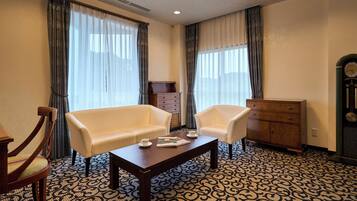 In-room safe, free WiFi, bed sheets