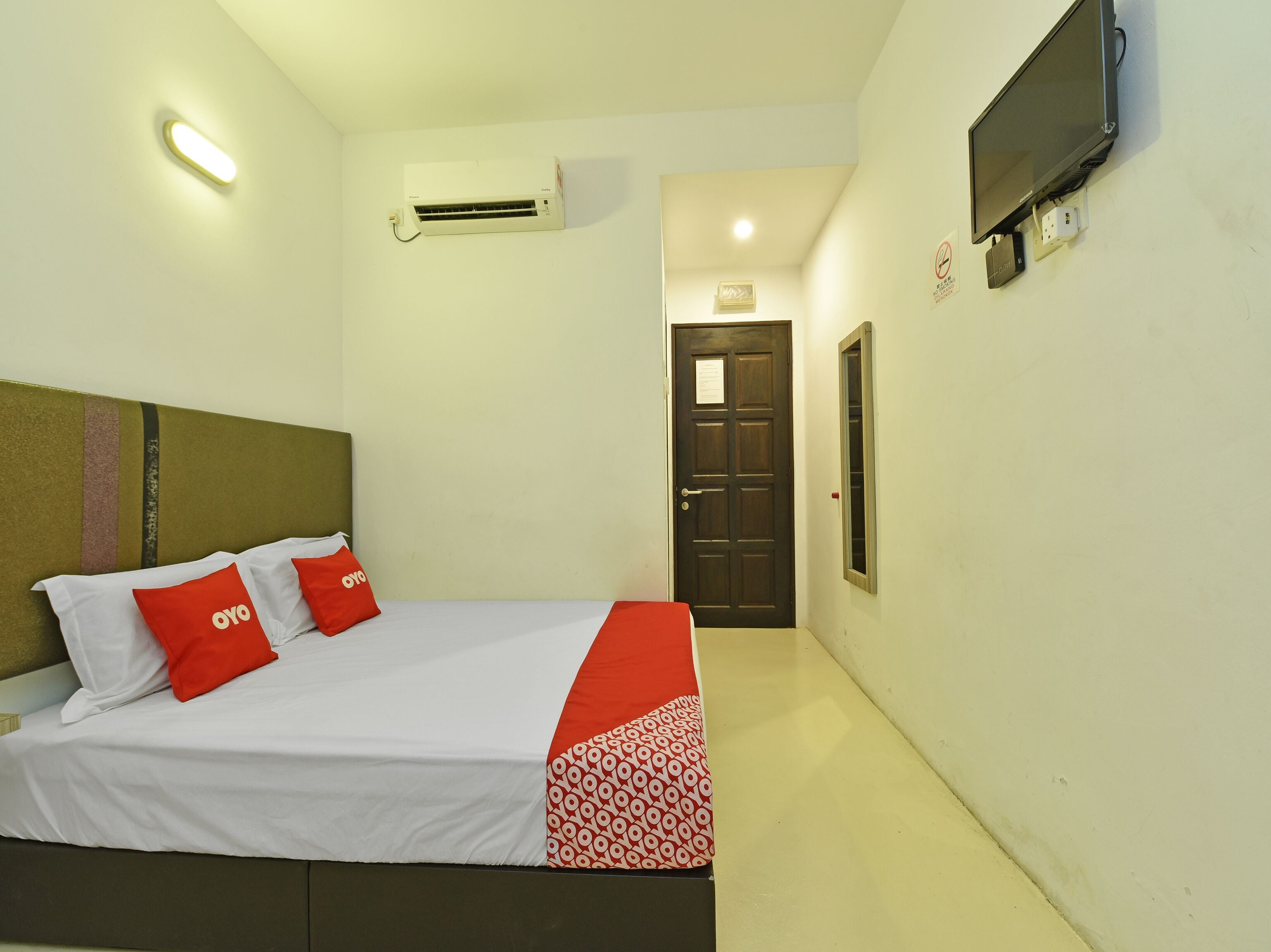 deluxe double room | free wifi, bed sheets