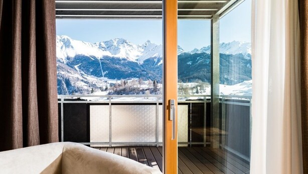 A balcony with a view of snow-capped mountains. - Luxapart Ambiente (Ladis)