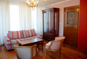 Apartemen Klasik, 1 kamar tidur, dapur, area taman | Ruang keluarga | TV layar datar
