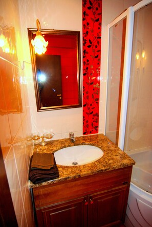 Apartemen Klasik, 1 kamar tidur, dapur, area taman | Shower kamar mandi