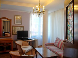 Classic Apartment, 1 Bedroom, Kitchen, Garden Area | Living room | Flat-screen TV