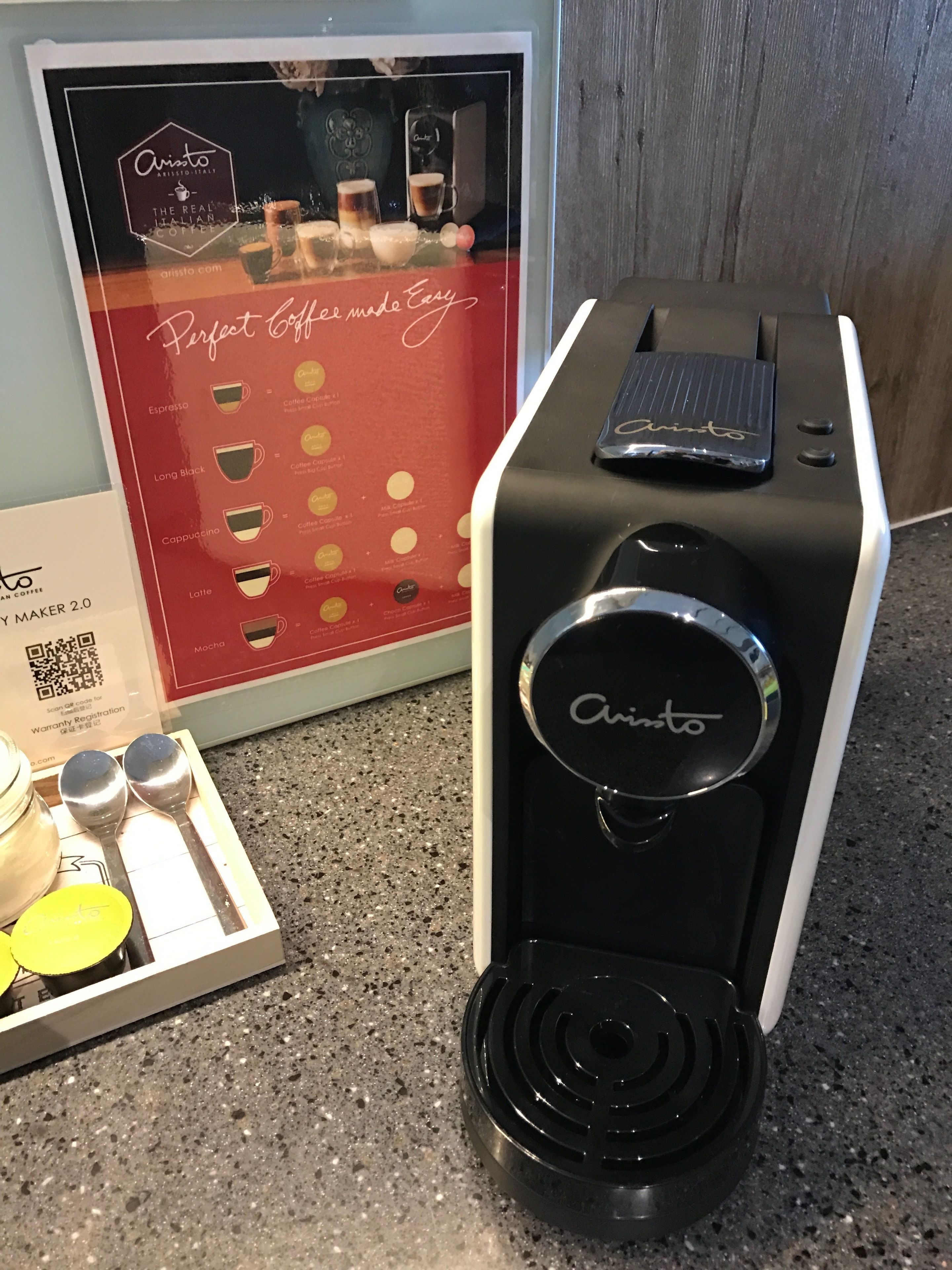 Máquina de café com marca e código QR para registro da garantia.