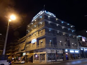 Fachada de la propiedad por la tarde o noche