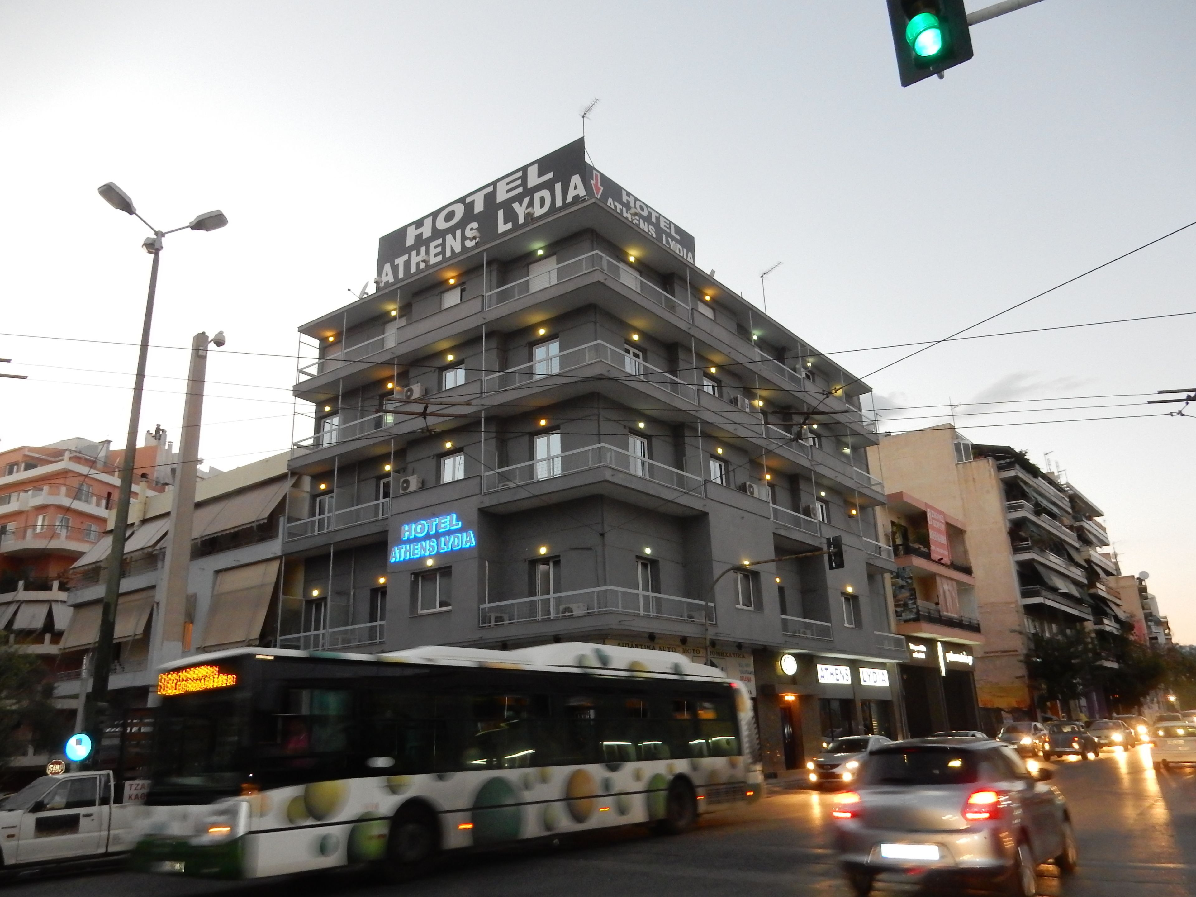施設の正面 (日没後)
