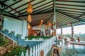 24-inch flat-screen TV with cable channels, TV, books - Villa Perpetua (Bandarawela)