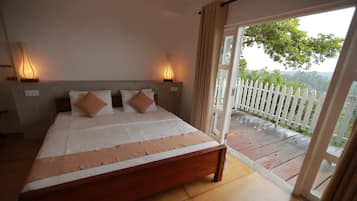 Kolmen hengen standard-huone, vuoristonäköala | Minibaari, tallelokero huoneessa, yksilöllisesti kalustettu, työpöytä