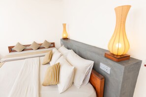 Standaard driepersoonskamer, uitzicht op bergen | Een minibar, een kluis op de kamer, individueel gemeubileerd, een bureau