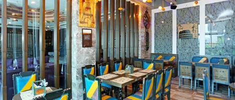 Lunch and dinner served, international cuisine